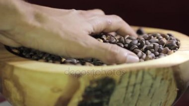 çam fıstığı çuval bezi üzerinde eller.