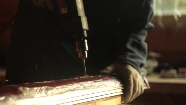 Сверлит железную трубу для бурения воды — стоковое видео