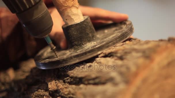 Apriete los tornillos en la madera — Vídeo de stock