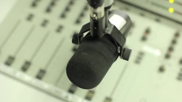 Mixer in de radio Studio — Stockvideo