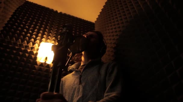 Mann singt im Studio — Stockvideo