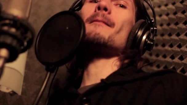 Чоловік співає в студії — стокове відео