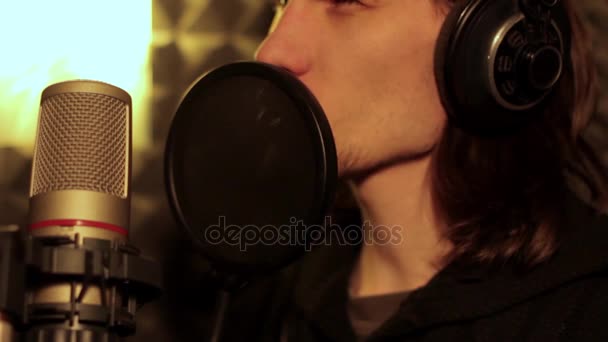 Hombre cantando en el estudio — Vídeo de stock