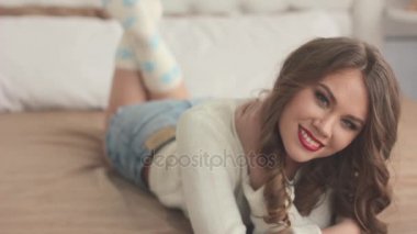 Kadın yatağa uzanıyor.