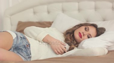 yatakta bir kadın uyanıyor