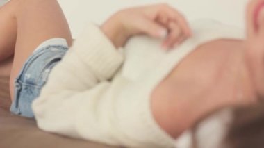 Kadın yatağa uzanıyor.