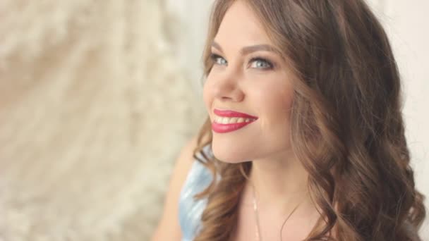 Vacker kvinna poserar leende — Stockvideo