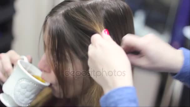 Mulher no cabeleireiro sorrindo e falando — Vídeo de Stock