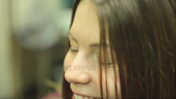 Woman at the hairdresser smiling and talking — Stock Video