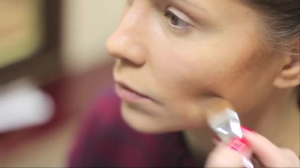Гримерша делает макияж — стоковое видео
