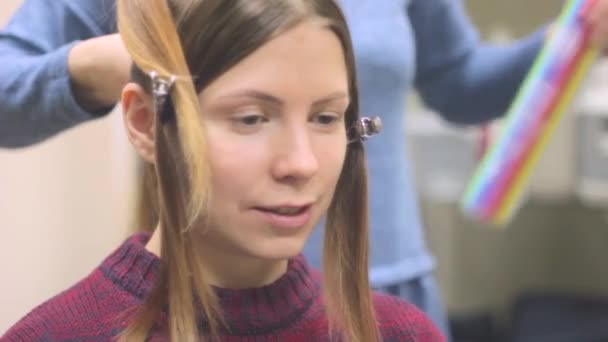Frau beim Friseur lächelt und redet — Stockvideo