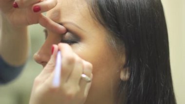 Makyaj kız makyaj yapar