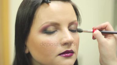 Makyaj kız makyaj yapar