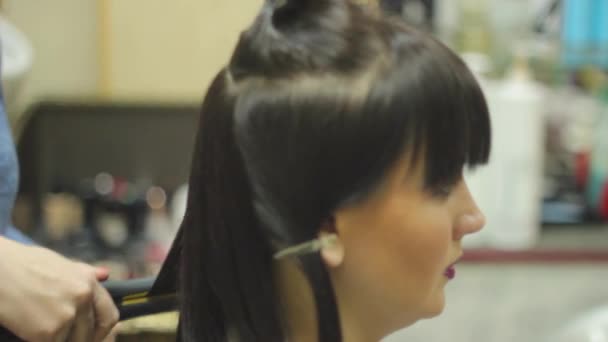 Woman sitting at the hairdresser — Stock Video