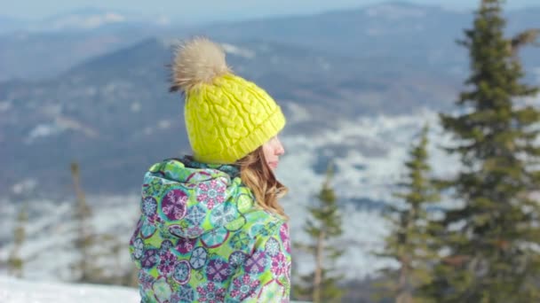 Menina inverno olha do topo — Vídeo de Stock