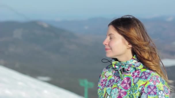 Menina em montanhas sorrindo para a câmera — Vídeo de Stock