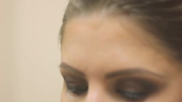 Maskenbildnerin malt der Frau die Augen — Stockvideo