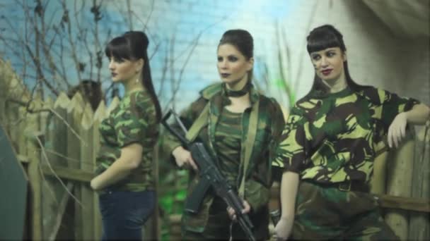 Russische meisjes in militair uniform — Stockvideo