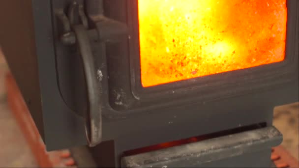 Na fornalha de fogo ardente — Vídeo de Stock