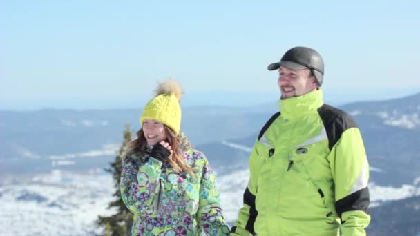 Casal em pé nas montanhas no inverno — Vídeo de Stock