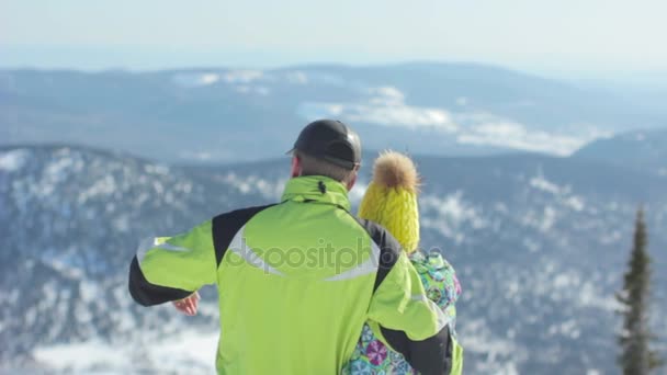 Ζευγάρι στέκεται στα βουνά το χειμώνα — Αρχείο Βίντεο