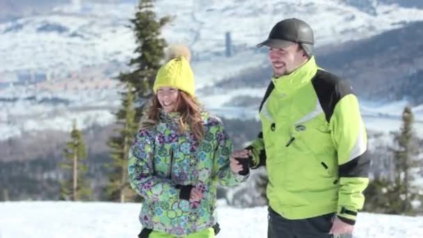 Casal em pé nas montanhas no inverno — Vídeo de Stock