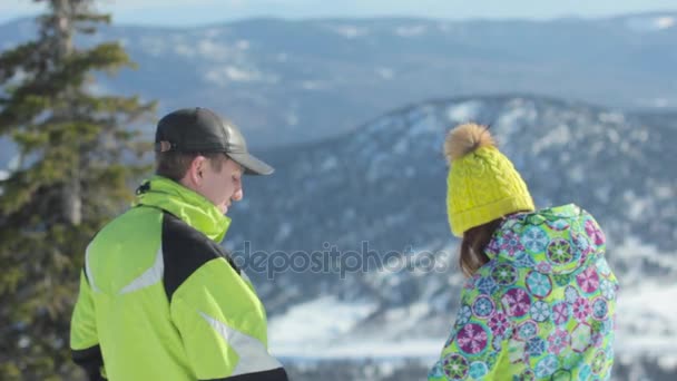 Ζευγάρι στέκεται στα βουνά το χειμώνα — Αρχείο Βίντεο