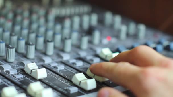Handen op audio-mixer — Stockvideo