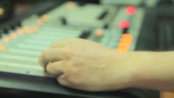 Руки на аудио миксер — стоковое видео
