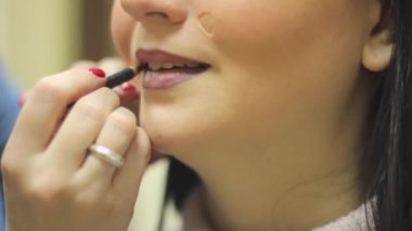 Onu dudaklar kadın makyaj sanatçısı boyalar