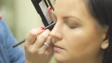 Makyaj kız makyaj yapar