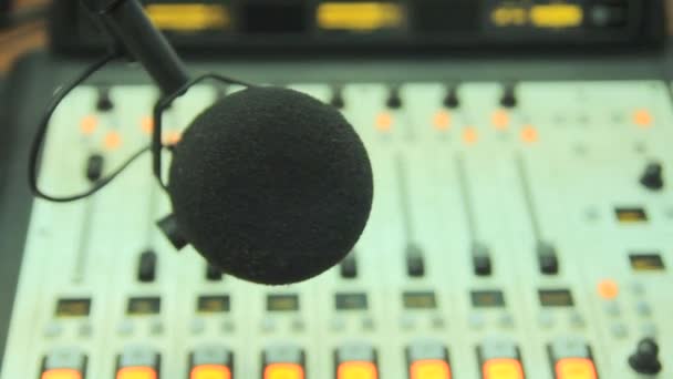 O microfone no estúdio de rádio — Vídeo de Stock