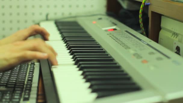 Руки играют на клавиатуре — стоковое видео