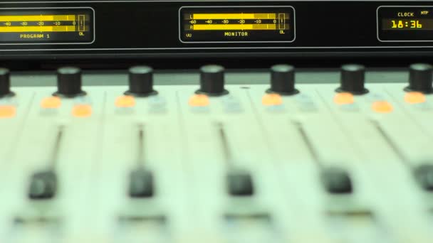 Misturador no estúdio de rádio — Vídeo de Stock