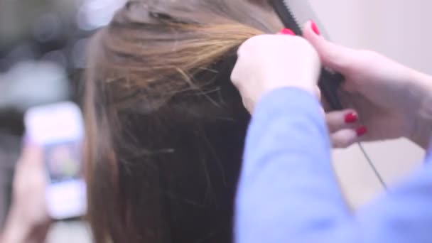 Mulher sentada no cabeleireiro — Vídeo de Stock