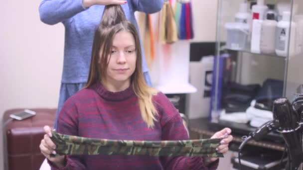 Mujer en el peluquero sonriendo y hablando — Vídeo de stock