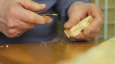 Esnaf woodcarver bir süs oluşturur.