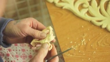 Esnaf woodcarver bir süs oluşturur.