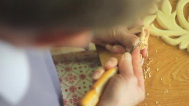 Esnaf woodcarver bir süs oluşturur.
