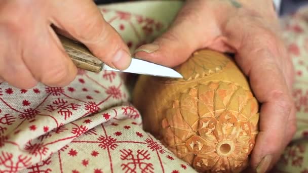 Esnaf woodcarver bir süs oluşturur. — Stok video