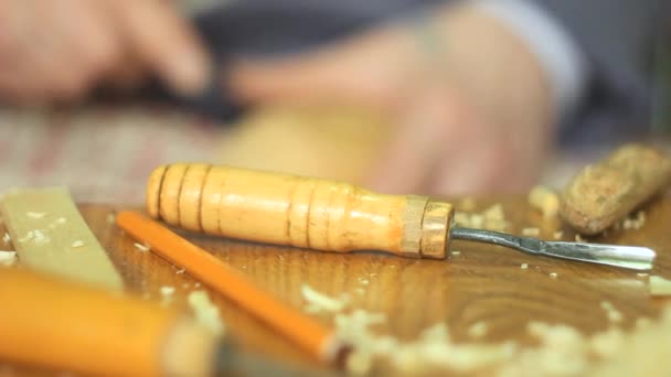 A craftsman carves wood — Stock Video