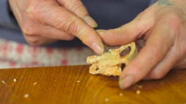 Esnaf woodcarver bir süs oluşturur.