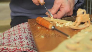 Esnaf woodcarver bir süs oluşturur.