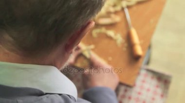 bir usta ahşap açmaktadır