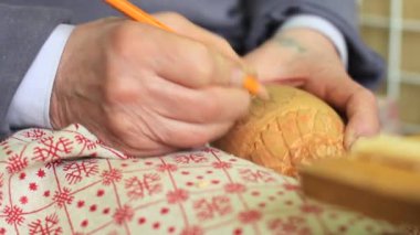Esnaf woodcarver bir süs oluşturur.