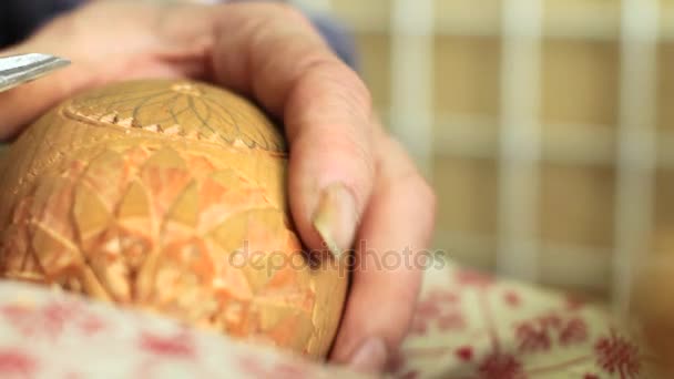 Un artisan sculpte le bois — Video