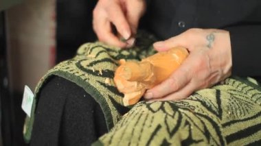 Esnaf woodcarver bir süs oluşturur.