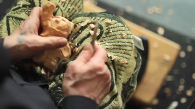 Esnaf woodcarver bir süs oluşturur.