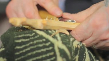 Esnaf woodcarver bir süs oluşturur.