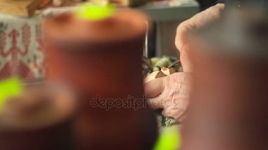 bir usta ahşap açmaktadır